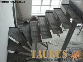 Металический каркас на лестничные марши (ступеньки перед заливкой бетоном)