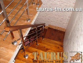 Перила из нержавеющей полированной стали с деревом (фигурный поручень) для ограждения лестниц в частный дом