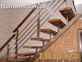 Перила с деревянным поручнем (дуб, бук, сосна) для лестниц в частный дом
